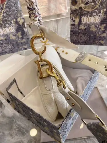 25cm试完所有肩带,发现这条最配白色马鞍包.是仙女包本包了.