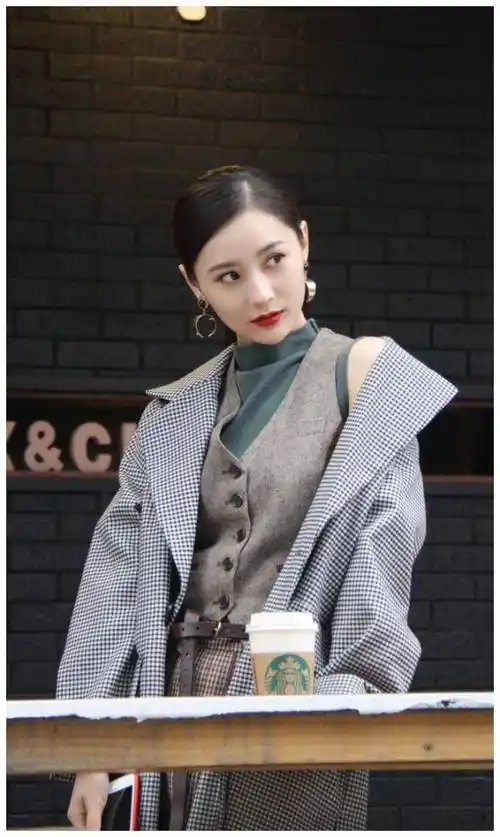 原创29岁张维娜火了扎低马尾搭配格子大衣气质全开漂亮大方