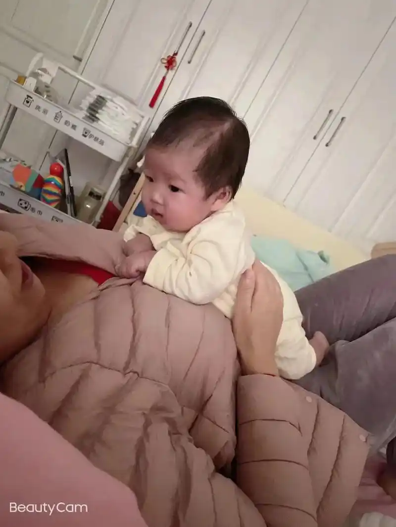 小可爱又上线啦#今天我们家小可爱满月剃头了#记录宝宝成长  - 抖音