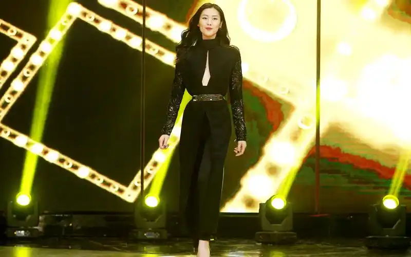 刘雯吴亦凡天天向上搭档桌面壁纸