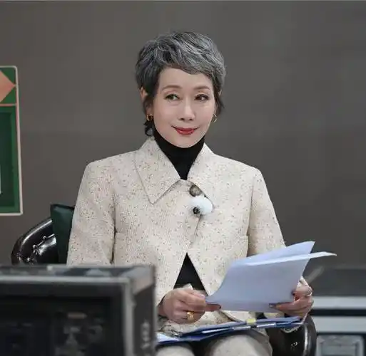 61岁叶童登w中文版,无惧岁月大秀美背,自然老去真美_赵雅芝_耳环_银发