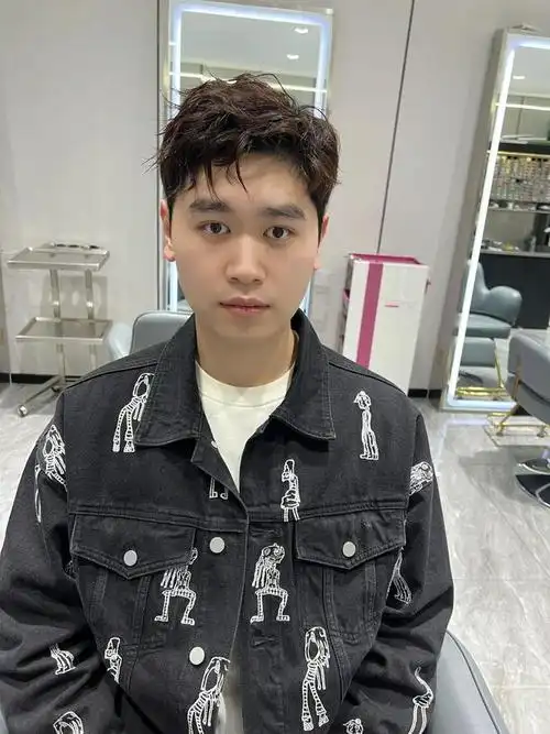 年轻男生发型攻略:周边铲短,头顶造型烫,展现真帅气|脸型|烫发_网易