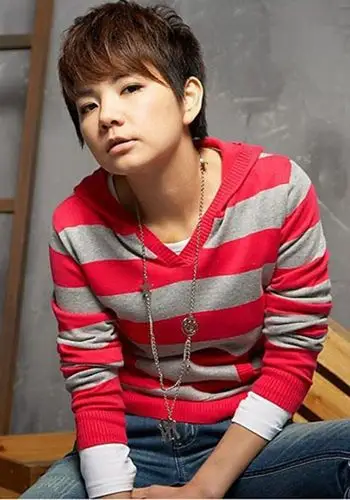 那时的ella陈嘉桦总是一头清爽的短发造型,说话也是直来直去,也总是穿