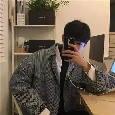 男生拿手机挡脸拍照头像人生若只如初见