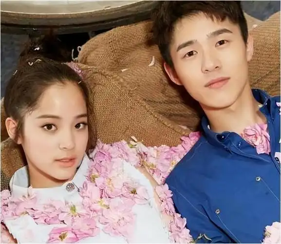 谭松韵成过去式周冬雨接棒恋情网友这恋爱是非谈不可吗