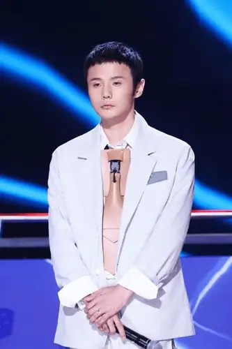 《中国好声音》双王炸导师组合上阵 那英气场十足汪峰寸头亮相