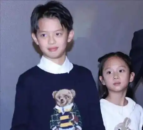 女儿邓涵一则是完全诠释了"女儿像爸"的道理,长得堪称是"翻版邓超"