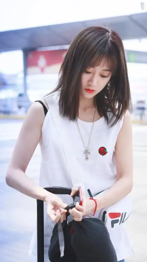 冯薪朵穿白色宽松背心配牛仔短裤现身自推行李笑容灿烂星范十足