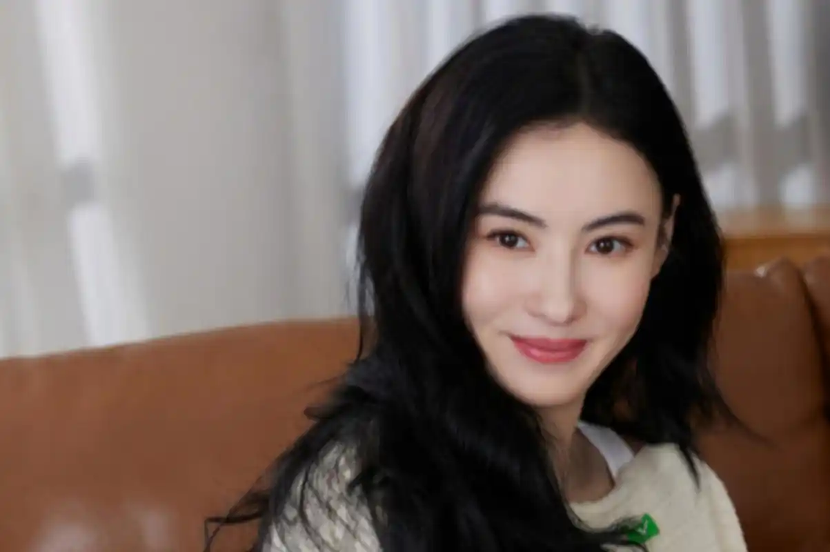 张柏芝的感情生活备受关注,她展现出作为母亲的形象,神秘男子身份的