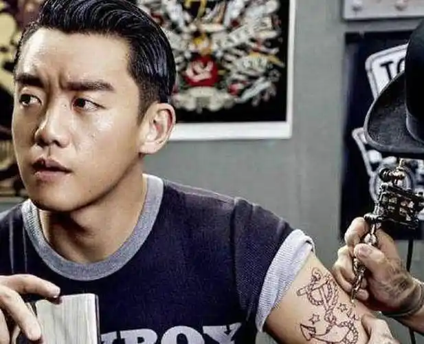 男星纹身:欧豪的玫瑰,郑恺的花臂,而他纹了一只"哈士奇"_网易订阅