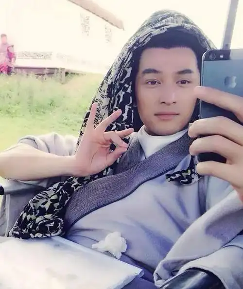 胡歌就很搞笑了,这兰花指翘的,不知道还以为是在装孔雀呢.