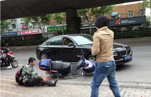 【图】宝马与电动车相撞一人受伤 宝马车司机否认撞人_1_宝马5系论坛