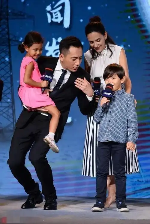 《刘烨一家四口亮相》