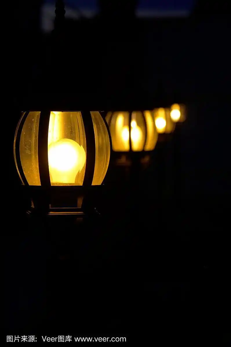 黑暗中的灯光