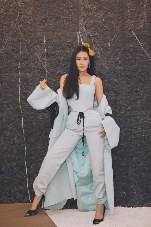 袁娅维歌手舞台照一袭白色抹胸蛋糕裙亮相美到不可方物