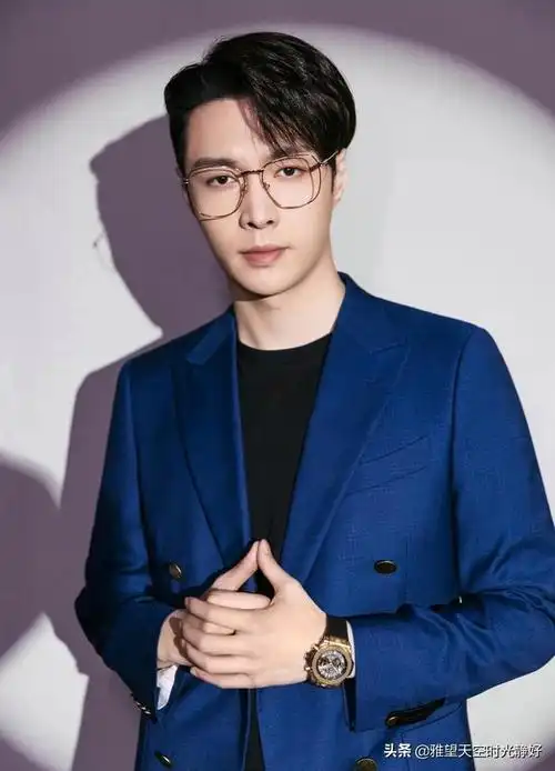 张翰戴眼镜再现"占南弦"扮相,"霸道总裁"一脸禁欲狂吸粉(张翰的的眼睛