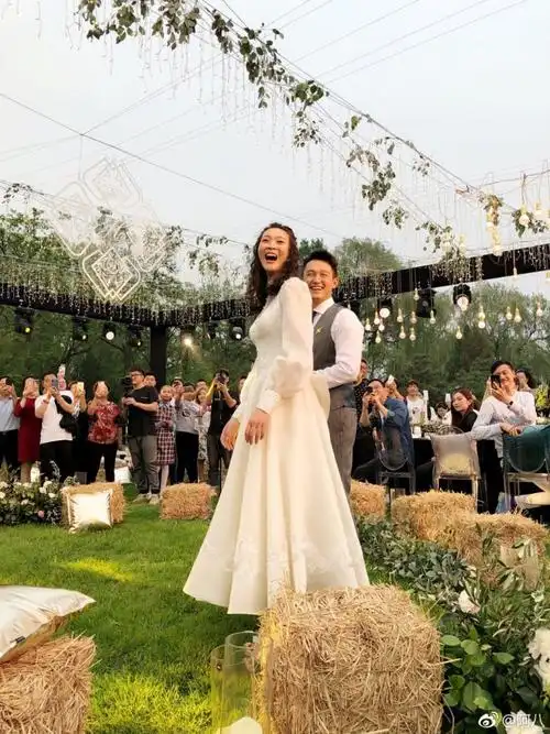 在惠若琪举办的婚前宴会上,丁霞与袁心玥身穿中式伴娘服亮相,在场的