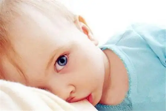 婴儿一直不停吃奶会撑到吗 如何判断宝宝是否吃饱了?