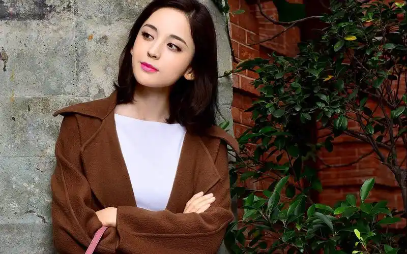 古力娜扎时尚休闲写真电脑壁纸古力娜扎时尚写真短发美女女演员