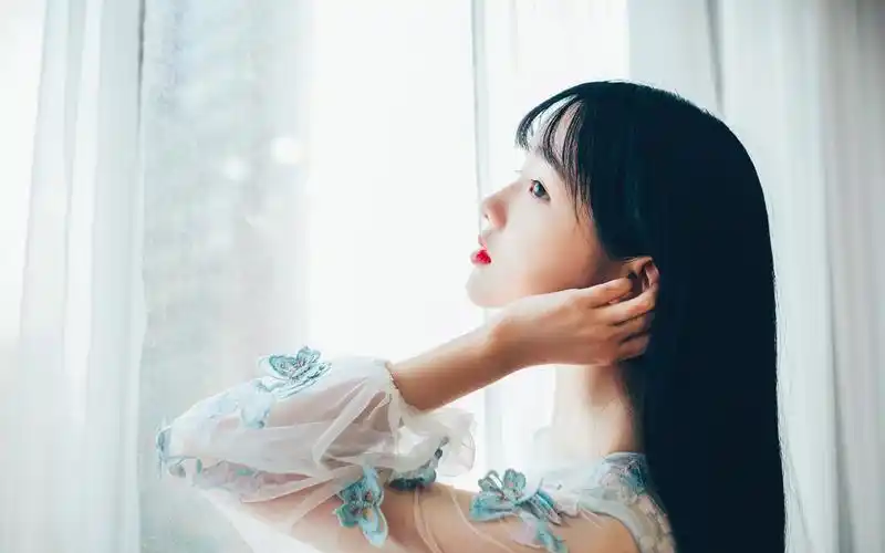 仙气十足的长发美女写真桌面壁纸