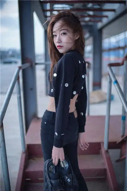 黄予歆性感酥胸迷人写真