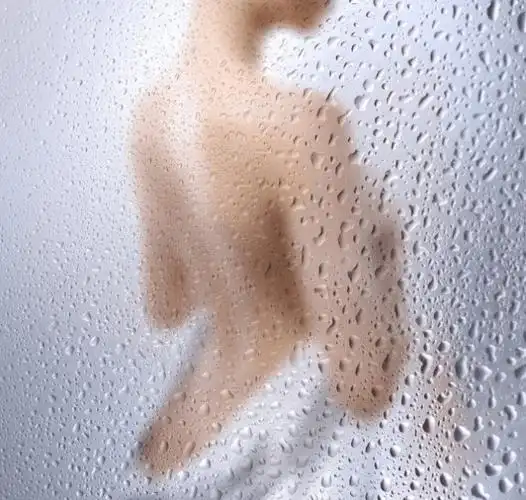 女白领出租屋洗澡倚着浴室玻璃导致玻璃碎裂,房东:低估自己的体重