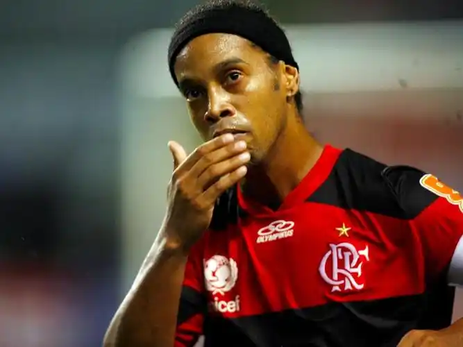 p>罗纳尔迪尼奥(ronaldinho),全名罗纳尔多·德·阿西斯·莫雷拉