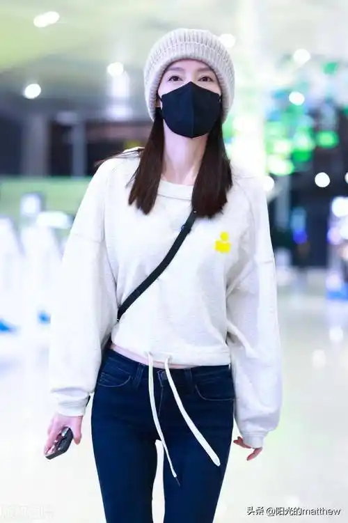2023年4月22日,上海,李沁机场出发.紧身裤,毛线帽青春朝气.