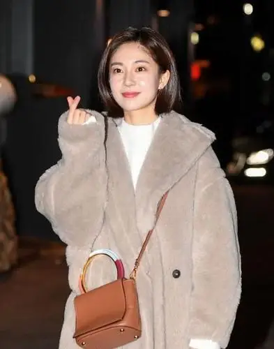 清纯自然的白珍熙她的笑容仿佛能为你散去一切忧愁