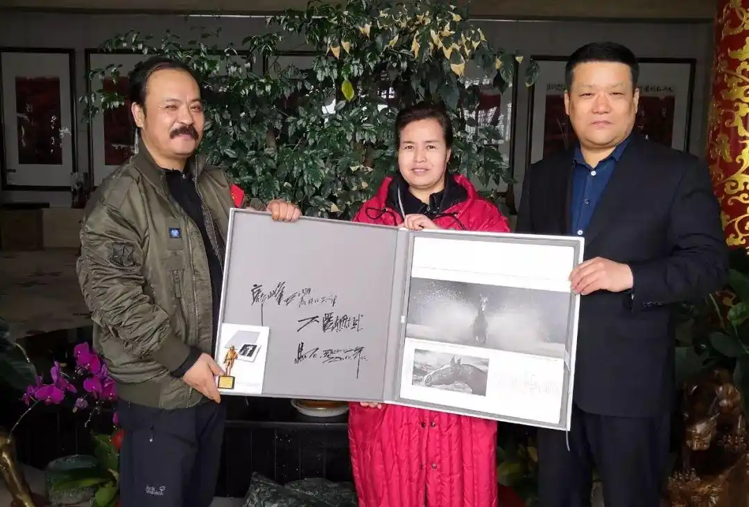 野马集团董事长陈志峰一行莅临清渭楼美术博物馆参观交流