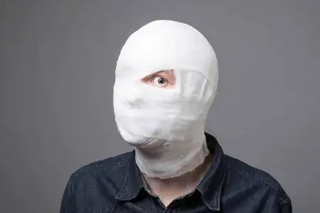 在他头上的绷带的人照片