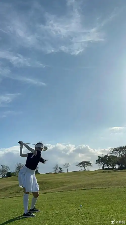 打高尔夫球随拍送达,蓝天白云天气晴朗真的好适合挥杆,姐姐的背影尊嘟