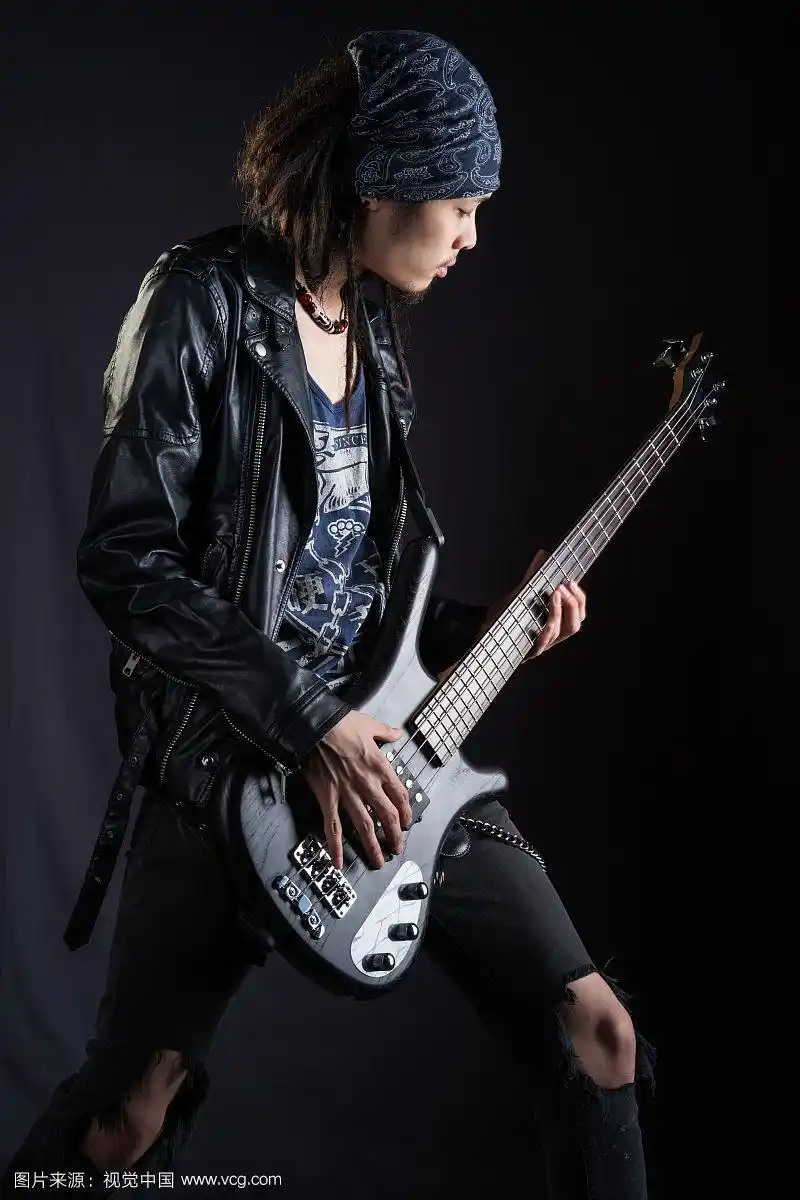 演奏电吉他的摇滚歌手