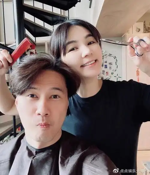 ella晒为老公剪发照手法娴熟表情认真2000多万元豪宅内景曝光