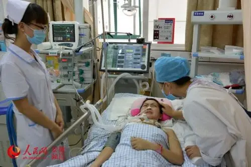 躺在重症监护室床上的张二娥,饱受病痛的折磨.(苏加元 摄)