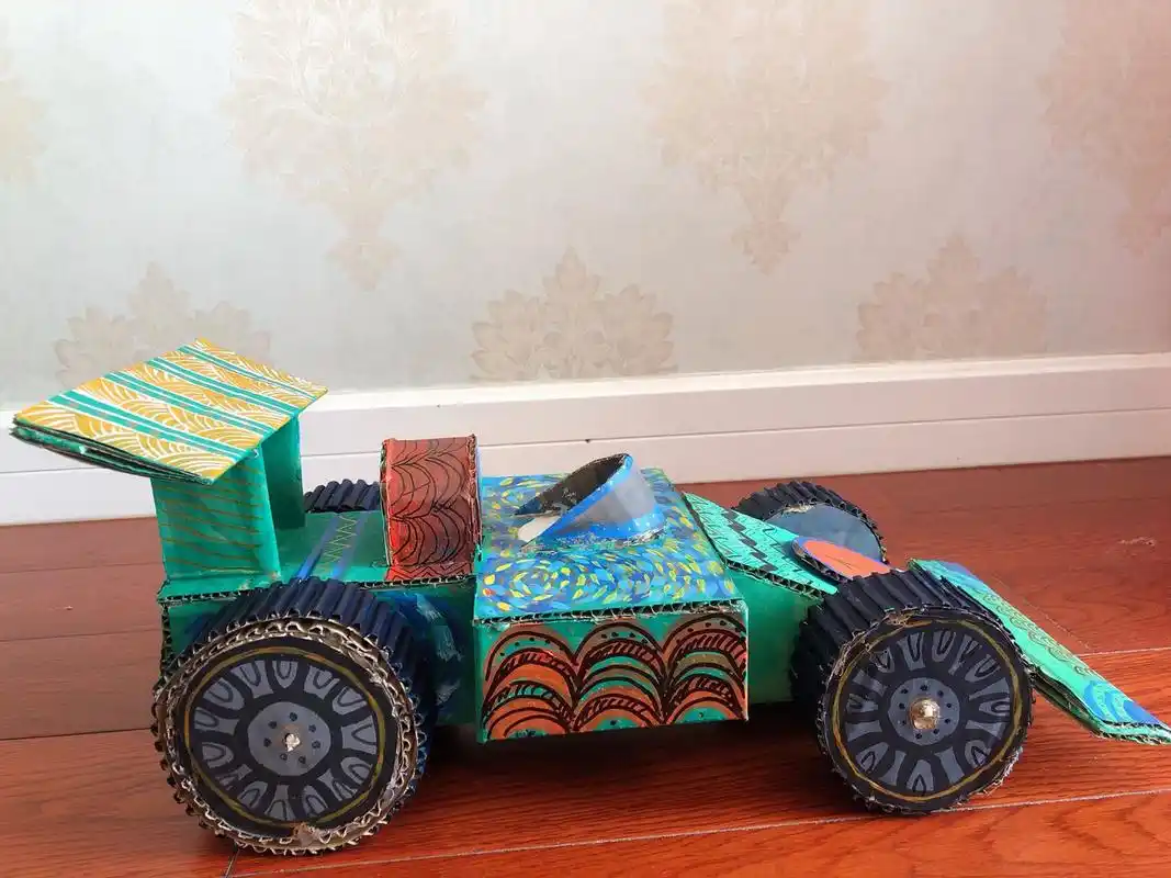 幼儿园手工作业#纸板汽车#diy 最近幼儿园的主题是轱辘轱辘转,老师