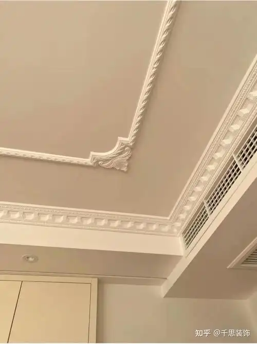 将天花板装修得过于花哨,那么可以试一下简约又不失格调的石膏线吊顶