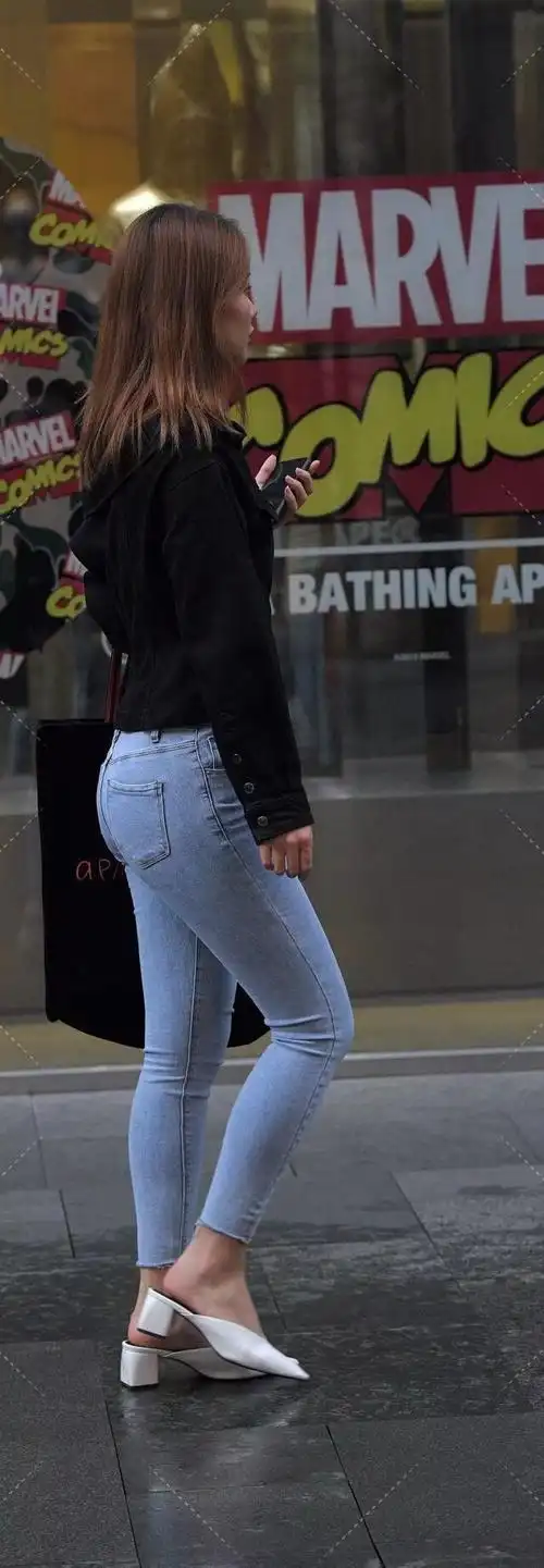 街拍紧身牛仔裤丰臀美女挡不住爱美的脚步这样很好看