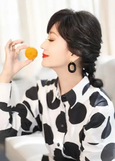 65岁赵雅芝超逆龄白色裙装优雅高贵侧颜精致迷人