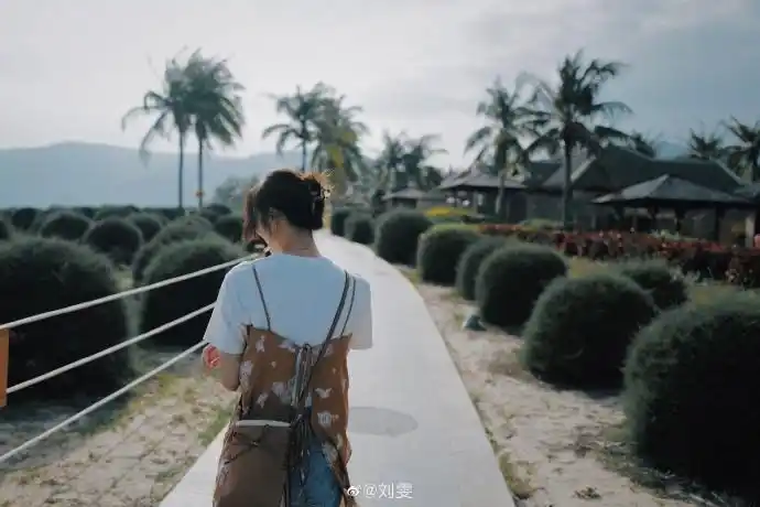 刘雯晒海边度假美照碎花长裙配牛仔裤时尚又文艺