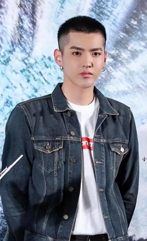 吴亦凡曾经的exo-m队长,在解约风波中第一个扬帆回国,面对sm公司的不