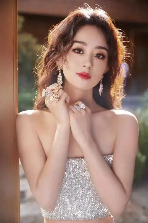 赵丽颖最新活动照好惊艳双手戴四个戒指贵气十足钻石头饰抢镜