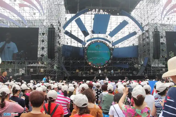 峨眉山音乐节燃情开幕万名乐迷参与狂欢