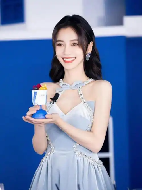 杨颖懒理婚变传闻穿性感蓝色挂脖连衣裙亮相活动少女感爆棚