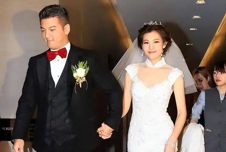 拔亲爹氧气管,45岁拿影后,她的黑历史都忘了吗_贾静雯_吴敦_孩子