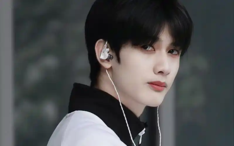 甘望星大帅哥上下班造型