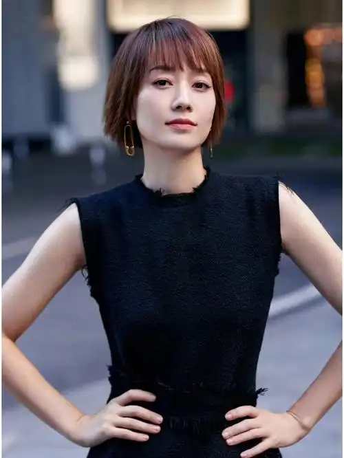 马伊琍短发司令黑色裙装