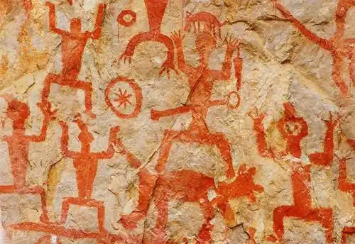 距今2000多年的花山悬崖壁画,到底是何人所画?