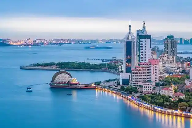 青岛这座海滨城市,有着迷人的海岸线  视觉中国