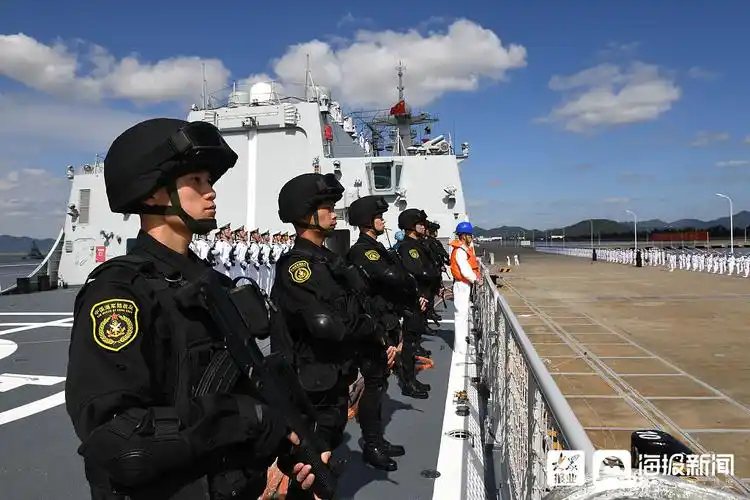 图看中国海军劈波斩浪驰骋海疆